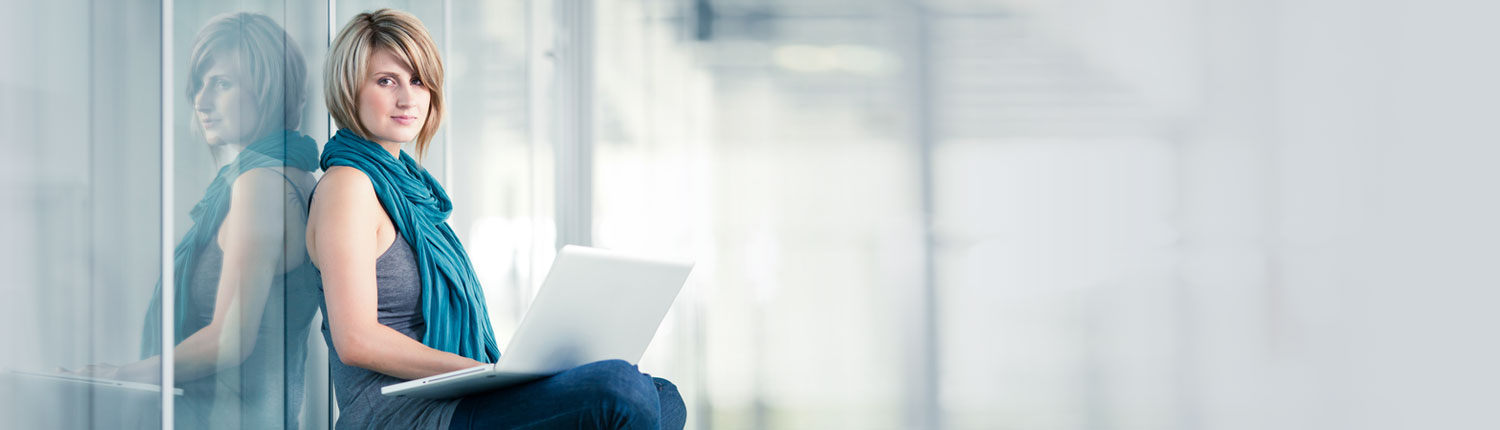 Frau mit Laptop